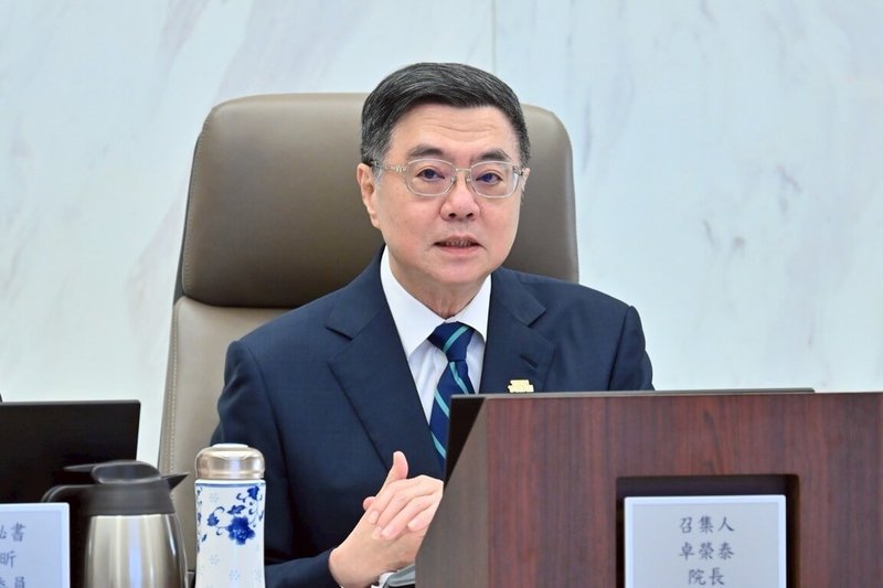 行政院長卓榮泰19日主持「行政院推動轉型正義會報」,會中原則同意中正紀念堂中長期轉型規劃為民主教育園區。(行政院提供)114年6月19日