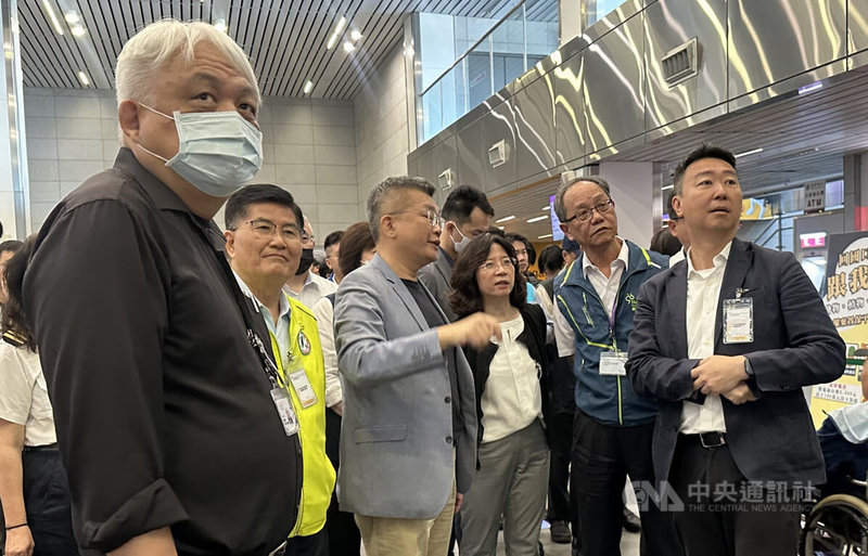 立法院交通委員會19日考察台中國際機場航線拓展、場內動線與聯外交通改善等工程,交通部長陳世凱(右)、民主進步黨籍立法委員蔡其昌(左3)等與會。中央社記者趙麗妍攝 114年6月19日