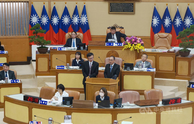 新北市議會19日市政總質詢,新北市長侯友宜(備詢台右)率新北市政府教育局長張明文(備詢台左)同台備詢。中央社記者趙敏雅攝 114年6月19日
