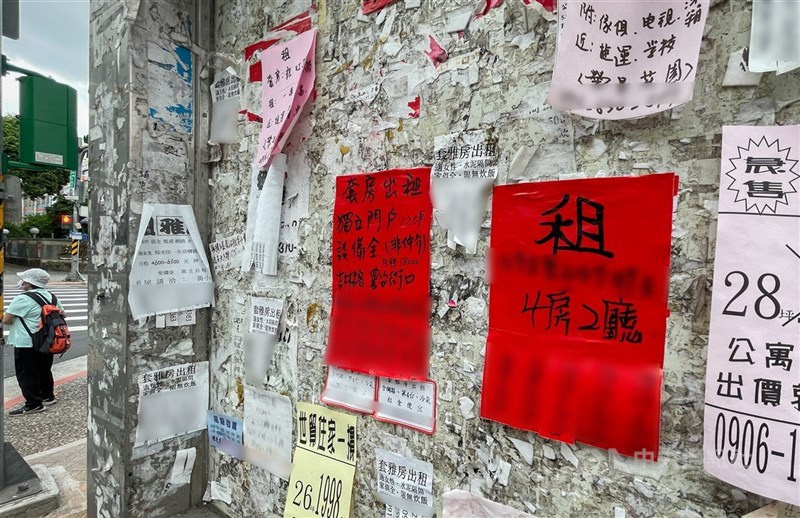 圖為台北市一處租屋看板。(中央社檔案照片)