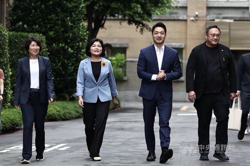圖為台北市長蔣萬安(右2)日前偕地方首長赴行政院,針對行政院統刪一般性補助款提起訴願。(中央社檔案照片)
