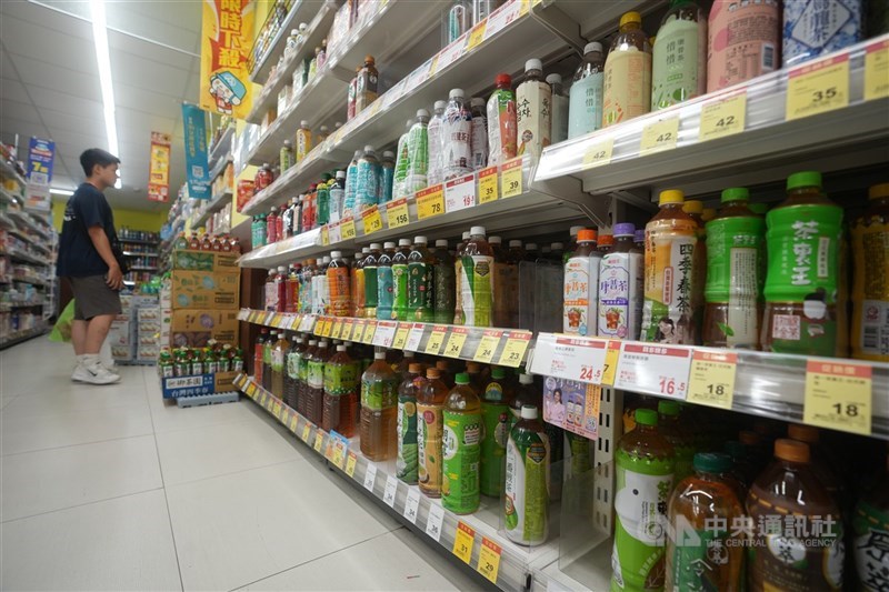 圖為台北市一處超市賣場架上陳列琳瑯滿目的罐裝飲料。(中央社檔案照片)