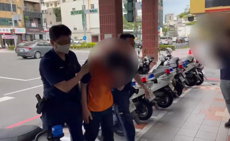 高雄一名男子被民眾蒐證爆料在星巴克公然猥褻,警方接獲報案後立即前往店家調查,18日循線逮捕涉案的呂姓男子。(高雄市新興警分局提供)中央社記者洪學廣傳真 114年6月19日