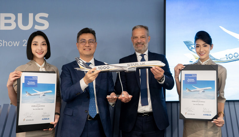 星宇航空(2646)宣布,正式簽署10架A350-1000廣體客機購機訂單。星宇航空執行長翟健華(左2)及Airbus商用飛機業務銷售執行副總裁Benoît de Saint-Exupéry(右2)代表簽約。(星宇航空提供)中央社記者江明晏傳真 114年6月19日