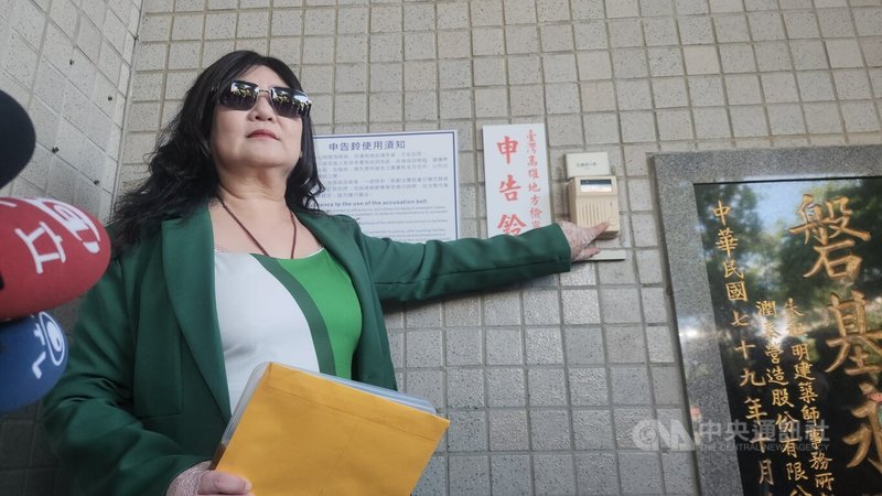 高雄市鼓山區一間日式飯糰店與房東間糾紛延燒,業者提告;邵姓房東(圖)則控訴日前遭飯糰店老闆攻擊,19日下午前往高雄地檢署按鈴遞狀提告傷害罪。中央社記者洪學廣攝 114年6月19日