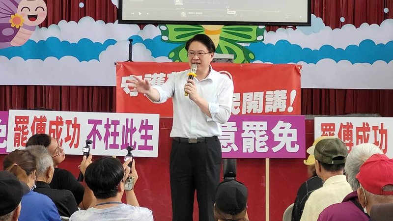 民進黨秘書長林右昌(中)19日到花蓮玉里鎮老人館進行「守護花蓮、公民開講」。他接受媒體訪問時表示,花蓮中南區民風純樸、資訊有落差,需要傳遞正確資訊,盼忠義之風吹拂花蓮。(民眾提供)中央社記者張祈傳真 114年6月19日