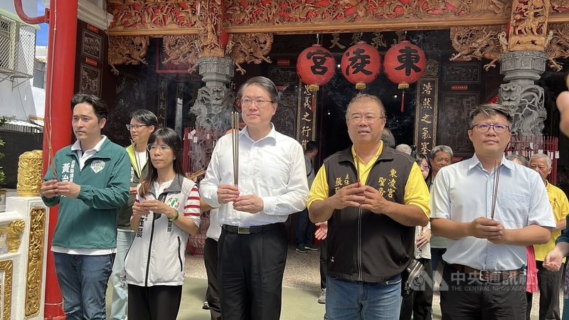 民進黨秘書長林右昌(前右3)19日走訪台東地區,到台東市區東凌宮聖帝廟參拜,為台灣、台東祈福,也呼籲罷免第3階段投票,台東公民朋友一起站出來。中央社記者盧太城台東攝 114年6月19日
