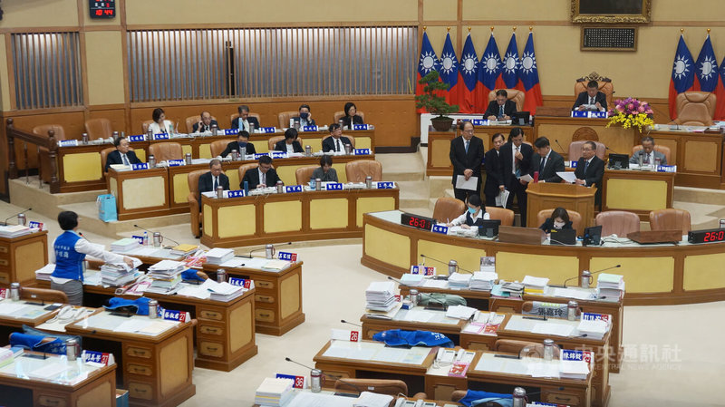 新北市議會19日進行市政總質詢,新北市長侯友宜(備詢台右1)表示,蘆社大橋一定要蓋,6月已公開上網招標可行性評估採購作業。中央社記者趙敏雅攝 114年6月19日