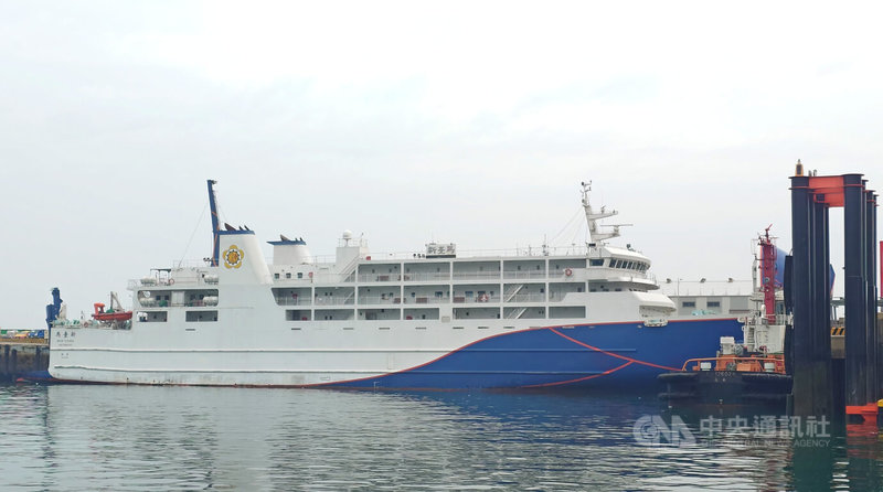 有旅行社推出搭乘「新台馬輪」(圖)的「基隆–花蓮微旅行」觀光行程。國民黨籍連江縣議員陳玉發憂心此觀光行程使用「新台馬輪」交通船,將影響縣內觀光旺季的海上交通疏運。中央社記者潘欣彤攝 114年6月19日