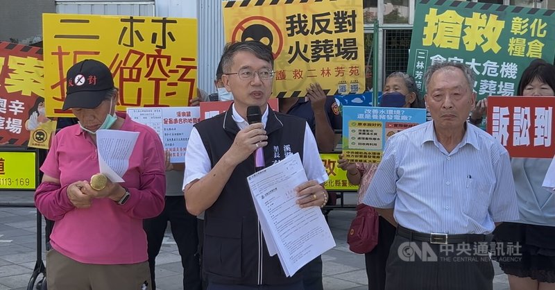 反對在溪湖鎮設豬糞尿處理中心的10多名民眾19日到彰化縣政府前舉標語表達立場,彰化縣溪湖鎮西勢里長蔡福助(中)強調,縣府應再開說明會凝聚共識。中央社記者吳哲豪彰化攝 114年6月19日