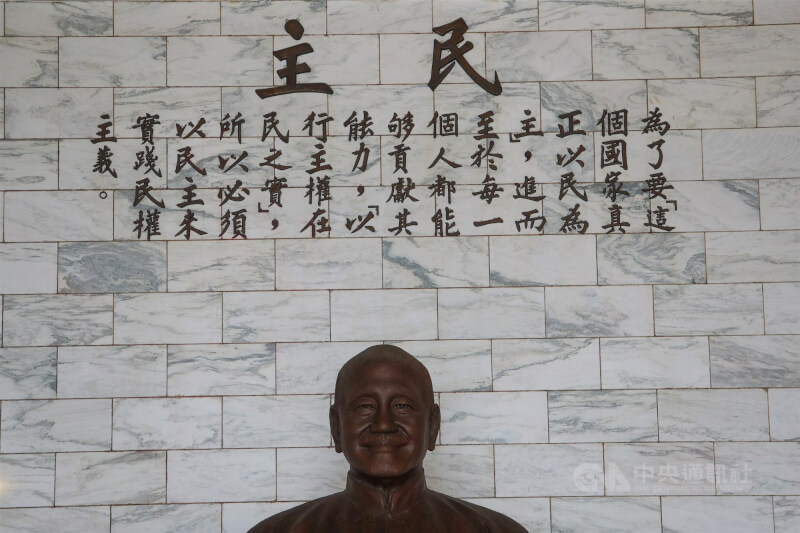 圖為中正紀念堂內前總統蔣介石銅像。(中央社檔案照片)