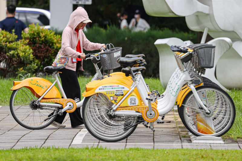 圖為民眾在台北市信義區YouBike站點取車。(中央社檔案照片)