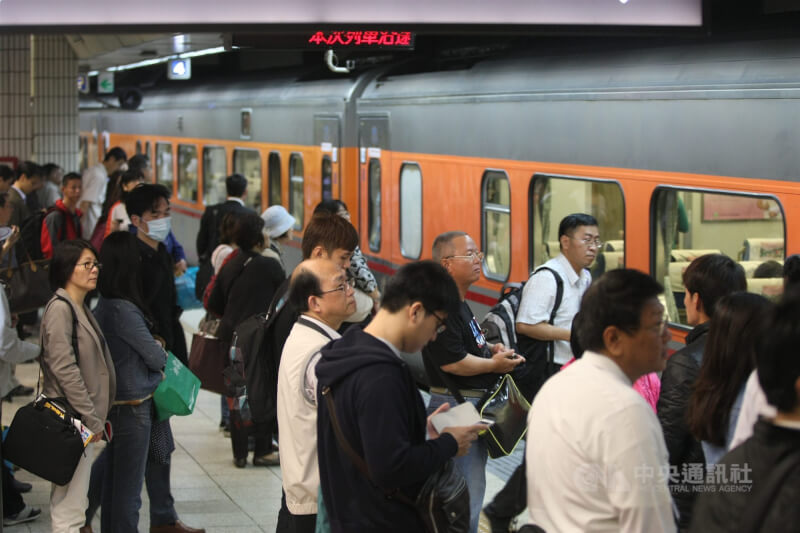 圖為台北車站一輛自強號列車進站。(中央社檔案照片)