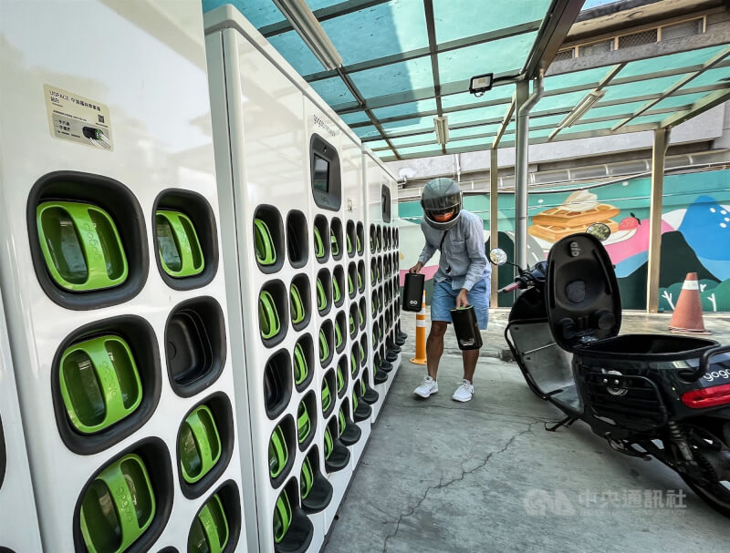 圖為民眾在台北士林一處電動機車換電站更換電池。(中央社檔案照片)