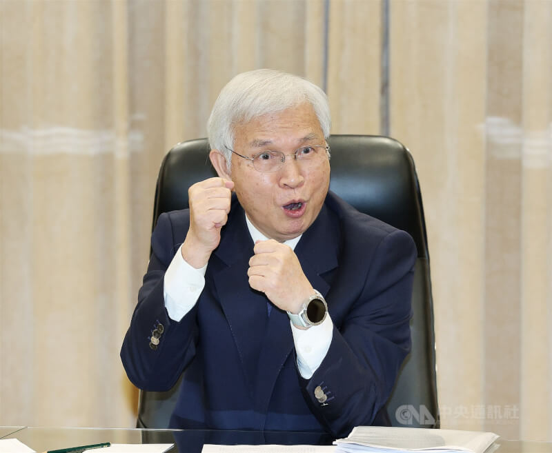 中央銀行2025第2季理監事會議會後記者會19日下午舉行,央行總裁楊金龍(圖)會中說明最新利率決策,並回應媒體提問。中央社記者郭日曉攝 114年6月19日