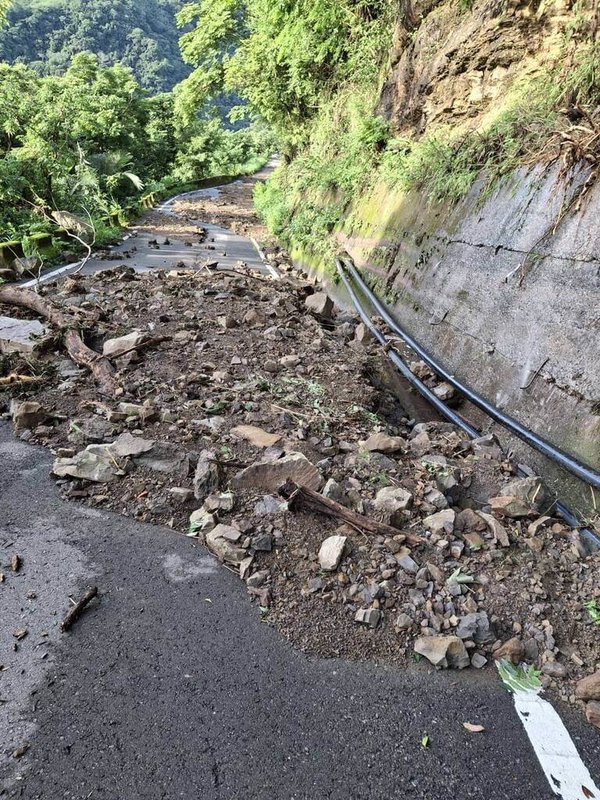 苗栗縣泰安鄉日前降下大雨,包含大安道路象鼻吊橋旁及多條村道都傳出落石坍方災情,鄉公所已啟動搶通作業,盼盡快恢復通行。圖為象鼻沿路至梅園有多處落石情形。(苗栗縣泰安鄉公所提供提供)中央社記者郭宣彣傳真 114年6月19日