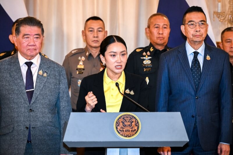 泰國總理貝東塔(前中)與柬埔寨強人洪森關於泰柬邊境的錄音對話外流,內容引起爭議,貝東塔19日為此公開道歉。(路透社)