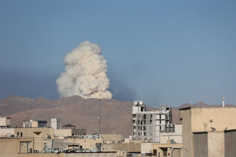 伊朗德黑蘭18日冒出陣陣濃煙。(Majid Asgaripour/West Asia News Agency via 路透社)