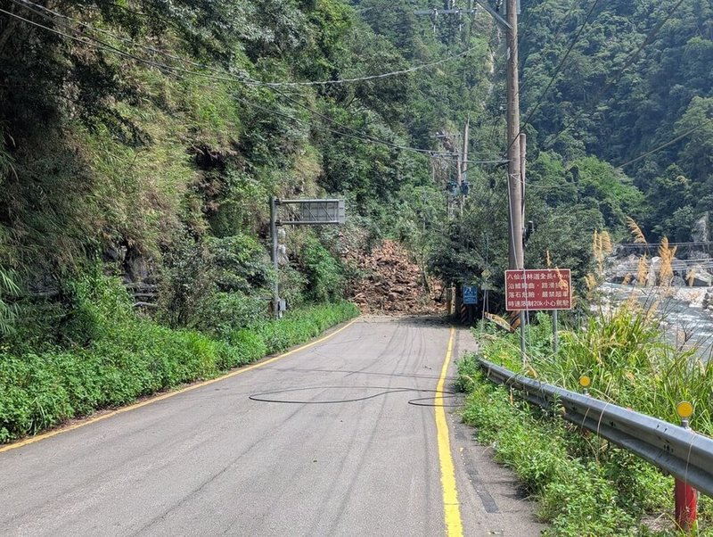 近日山區連續降雨,台中市和平區八仙山國家森林遊樂區20日下午發生土石崩塌,道路中斷,約有50名遊客受困無法下山。(民眾提供)中央社記者趙麗妍傳真 114年6月20日