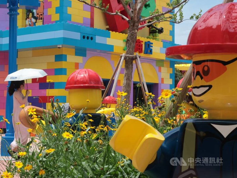 上海樂高樂園度假區20日起進入公眾試營運階段,將於7月5日正式開園,園區內有許多樂高模型,成為遊客駐足拍照焦點。中央社記者李雅雯上海攝 114年6月20日