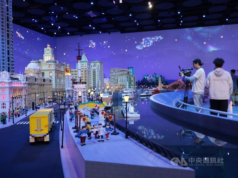 上海樂高樂園渡假區「迷你天地」為室內參觀設施,使用逾2000萬塊積木、耗時16.8萬個小時,還原各大城市地標建築、歷史遺跡、自然景觀等場景。中央社記者李雅雯上海攝 114年6月20日