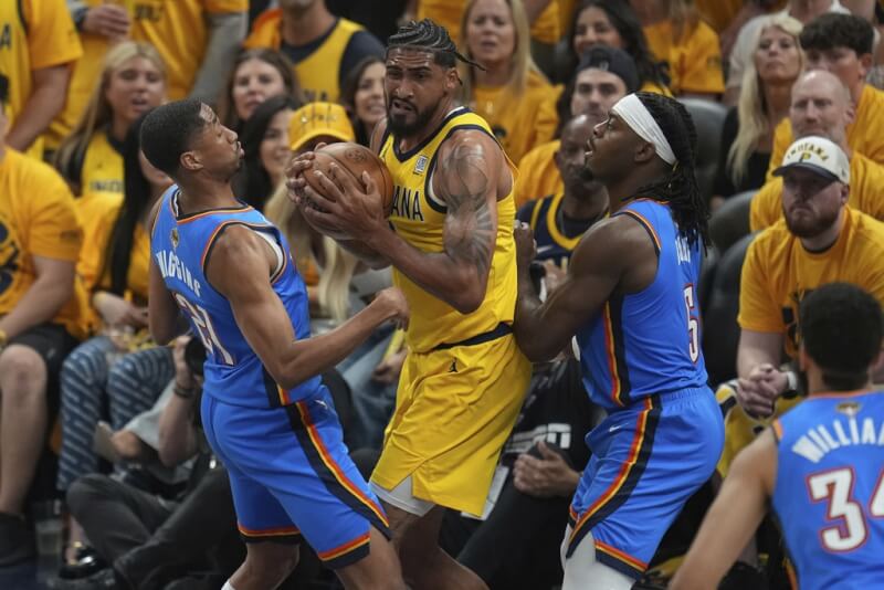 美國職籃NBA印第安納溜馬19日在主場以108比91擊敗奧克拉荷馬雷霆。圖為溜馬前鋒杜平(前中)持球。(美聯社)