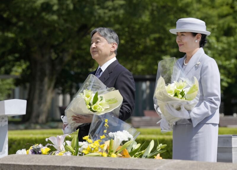 日皇德仁（左）與皇后雅子（右）19日在廣島和平公園的「原爆死歿者慰靈碑」前敬禮獻花。（美聯社）