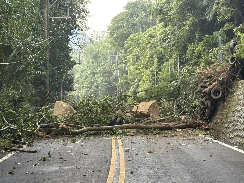 台3線雙向299km嘉義縣中埔鄉曾文隧道路段,20日上午5時許邊坡坍方落石,雙向交通阻斷,工程單位已調派人員機具前往搶修。(雲嘉南區養護工程分局提供)中央社記者蔡智明傳真 114年6月20日