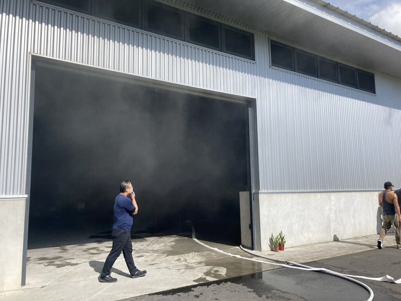 宜蘭縣蘇澳鎮1家珠寶加工廠20日發生火警,宜蘭縣消防局獲報後,出動附近消防分隊前往救援,火勢已撲滅,現場共12人輕傷送醫,無生命危險,詳細起火原因尚待釐清。(宜蘭縣消防局提供)中央社記者沈如峰宜蘭傳真 114年6月20日