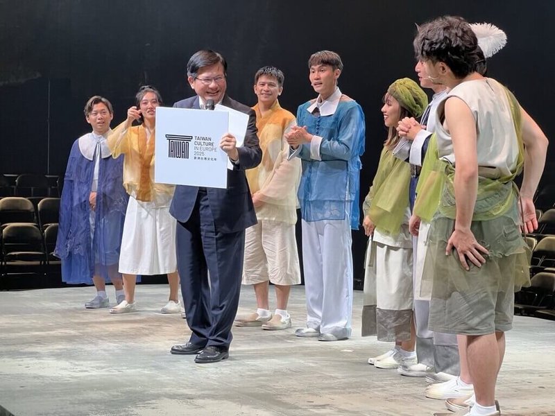 外交部長林佳龍(前)20日說明「2025歐洲台灣文化年」標語及標誌意涵。(外交部提供)中央社記者吳書緯傳真 114年6月20日