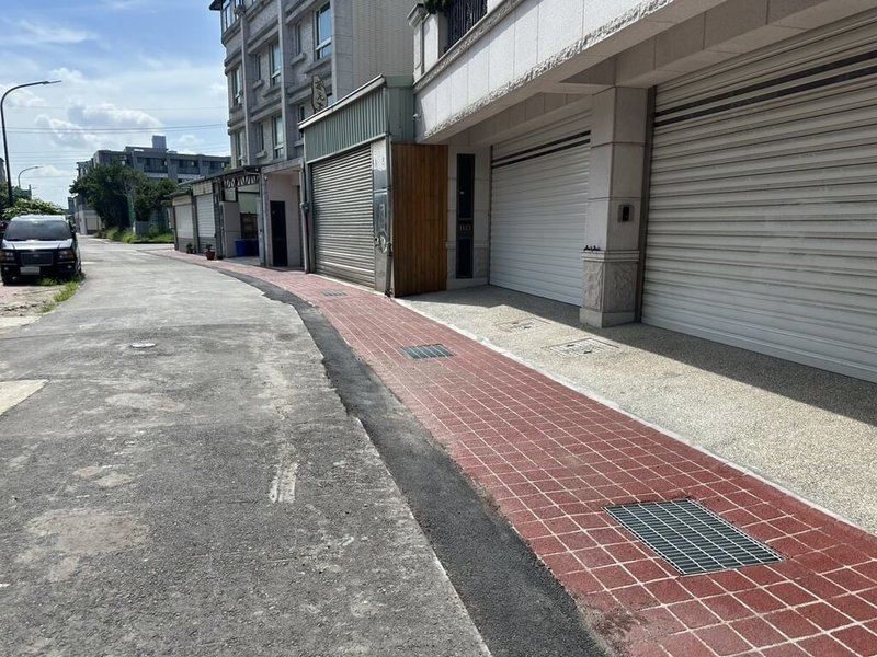 新竹市香山區港南重劃區部分路段遇強降雨易積淹水,排水改善工程日前竣工,也同步改善人行空間環境與景觀,提升通行安全。(新竹市政府提供)中央社記者魯鋼駿傳真 114年6月20日