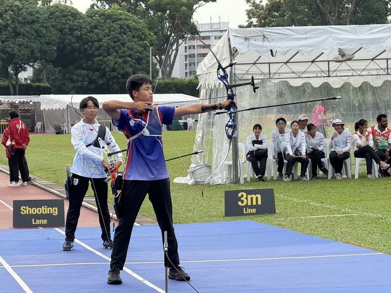 年僅15歲的台灣男子反曲弓小將陳品安(前)20日在射箭亞洲盃新加坡站,成功擊敗日本好手、拿下反曲弓個人銅牌。(中華民國射箭協會提供)中央社記者黎建忠傳真 114年6月20日