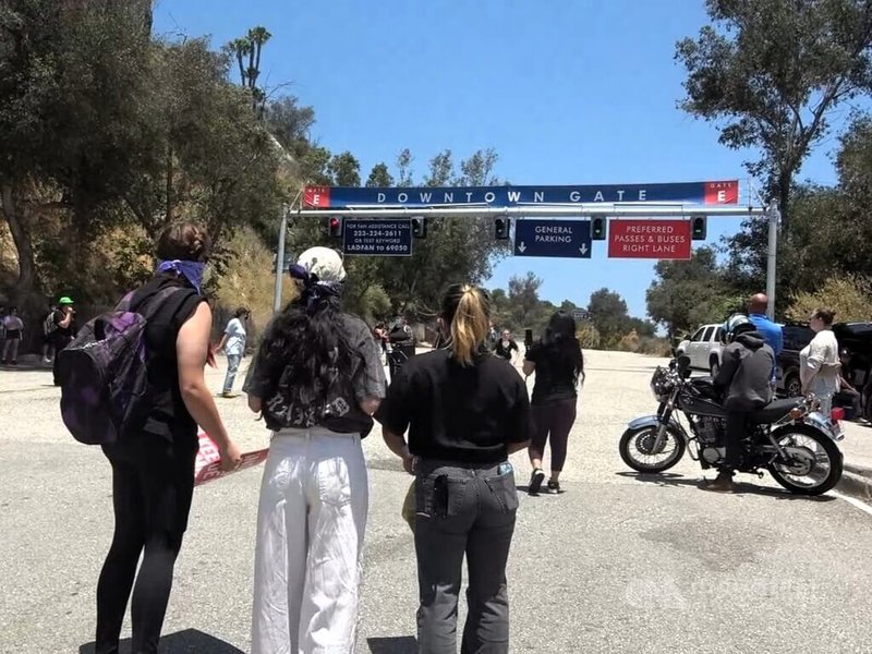 媒體報導,美國移民暨海關執法局(ICE)車輛19日出現在道奇球場的停車場,引起抗議人士聚集。圖為道奇球場的停車場入口。中央社記者林宏翰洛杉磯攝 114年6月20日