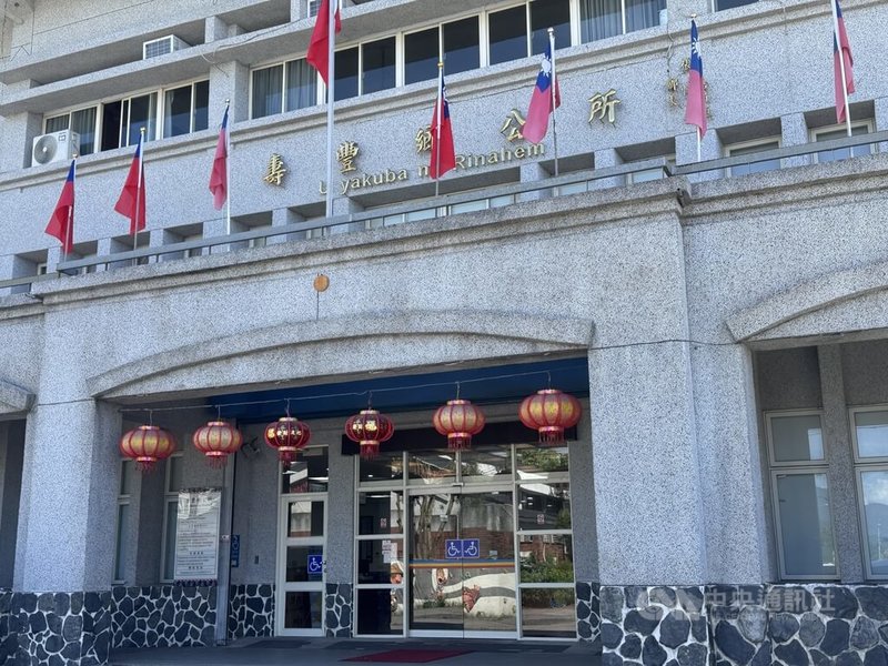 大罷免即將進入第3階段,有臉書粉絲專頁指控,花蓮壽豐鄉長曾淑懿帶頭喊出,罷免沒通過編列115年的預算發給壽豐鄉民每人新台幣3000元獎勵金。曾淑懿指出,這是造謠,將對造謠者及散布者提告。中央社記者張祈攝 114年6月20日