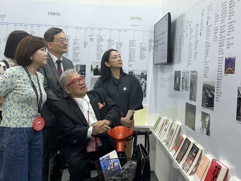 首爾大都會圖書館館長吳芝恩(前左)20日參觀首爾國際書展台灣館,台北書展基金會董事長郝明義(前右)以韓文導覽。中央社記者廖禹揚首爾攝 114年6月20日
