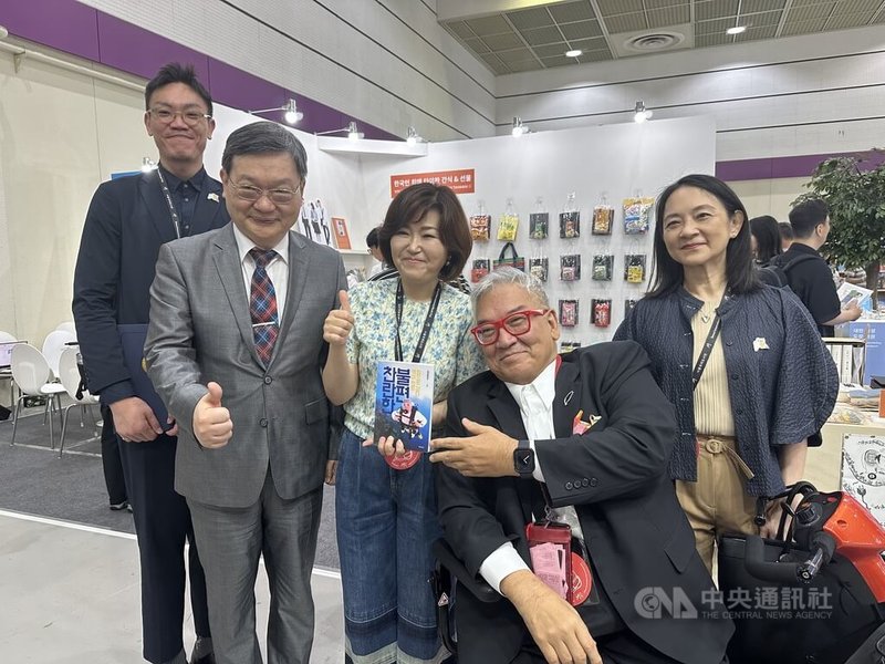 首爾大都會圖書館館長吳芝恩(中)20日參觀首爾國際書展台灣館,台北書展基金會董事長郝明義(右2)致贈韓文著作。中央社記者廖禹揚首爾攝 114年6月20日