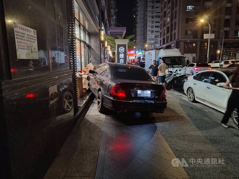 台中南屯區1家網紅的電商店面19日晚間遭人開車衝撞門前貨品及店面造成毀損,該網紅在社群說明連日來深夜都會收到陌生男子傳訊恐嚇,而涉案人犯案後棄車逃逸,警方已鎖定涉案人調查釐清。(翻攝照片)中央社記者蘇木春傳真 114年6月20日
