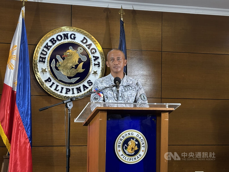 菲律賓北呂宋海軍司令部司令戴沙貢20日在海軍總部宣布,海軍在南海菲索區域攔截到1艘菲律賓漁船,查獲重達1.5噸的可疑安非他命,逮捕船上數名菲律賓漁民以及1名外國人。中央社記者林行健馬尼拉攝 114年6月20日