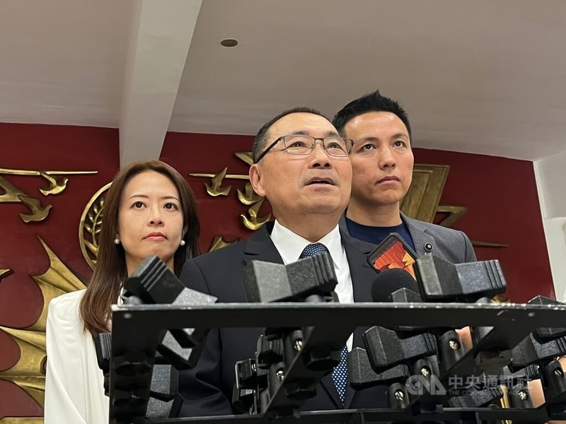 罷免國民黨立委羅明才領銜人吳柏瑋表示,近期遭多組人馬關切恐嚇,希望不要補件。新北市長侯友宜(中)20日接受聯訪時表示,警察機關已主動跟當事人見面聯絡,經過了解,當事人認為沒有需求,若日後需要協助,會積極處理。中央社記者趙敏雅攝 114年6月20日