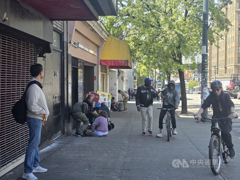 溫哥華市中心東區的幾條街區常見無家可歸者和毒癮者遊蕩街頭,引發嚴重治安和髒亂問題,數十年來情況日益嚴重,這幾年更多人因芬太尼過量而死。圖攝於4月24日。中央社記者程愛芬溫哥華攝 114年6月20日