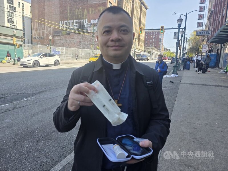 常為癮君子進行戒毒治療與心理輔導工作的莫雨晴身上總是帶著納洛酮(Naloxone)解毒包,他說當看見有人吸毒過量,這是生死關鍵的救命丹。圖攝於4月24日。中央社記者程愛芬溫哥華攝 114年4月24日