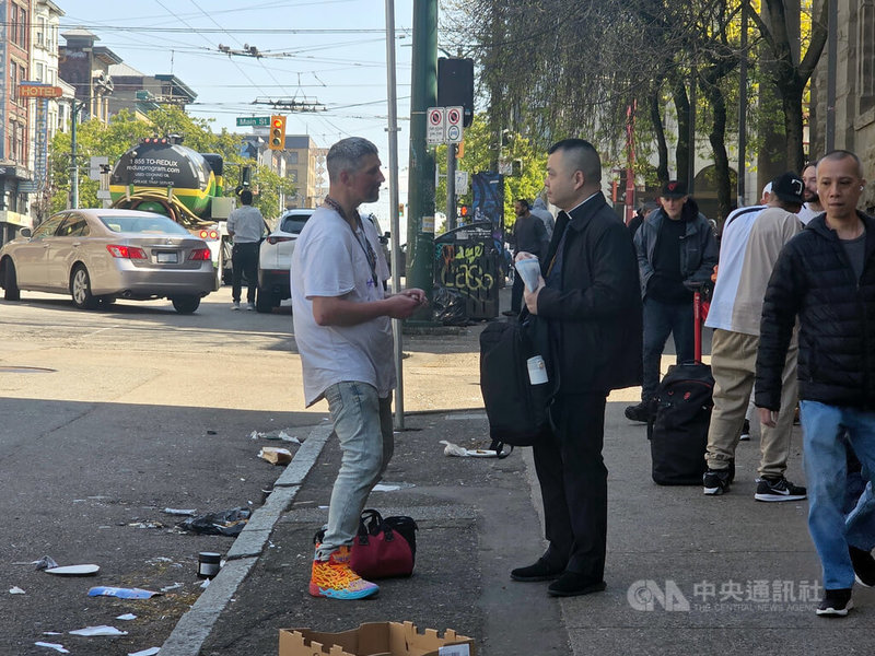 莫雨晴(右)在溫哥華東區和癮君子交談,緩解他們心理問題。他說染上毒癮的原因很多,希望外界不要對這些人貼標籤,也希望政府的四柱政策能平衡推進,才能緩解毒品危機。圖攝於4月24日。中央社記者程愛芬溫哥華攝 114年6月20日