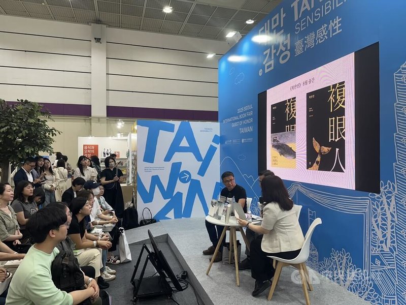 作家吳明益(台上黑衣者)18日出席首爾國際書展台灣館舉辦的作家座談會。中央社記者廖禹揚首爾攝 114年6月20日