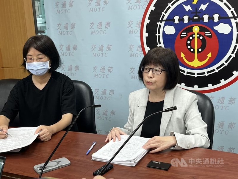 交通部20日公布113年民眾日常使用運具狀況調查，交通部統計處長陳惠欣（右）表示，公共運輸市占率15.2%，較111年增0.9個百分點，另外仍以機車使用次數達43.7%最高。中央社記者黃巧雯攝 114年6月20日
