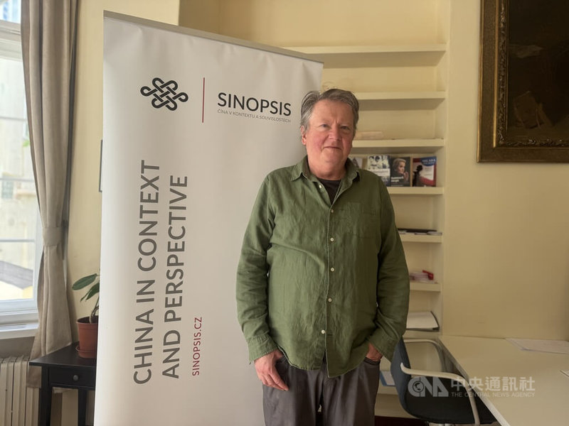捷克智庫「解析中國」（Sinopsis）創辦人兼總監馬定和（Martin Hála）長期透過研究與倡議，讓捷克社會認知到中國的影響力，甚至間接影響捷克政府對中政策走向。馬定和在6月初獲得捷克外交部頒發的「外交功績勳章」。中央社記者劉郁葶布拉格攝 114年6月20日
