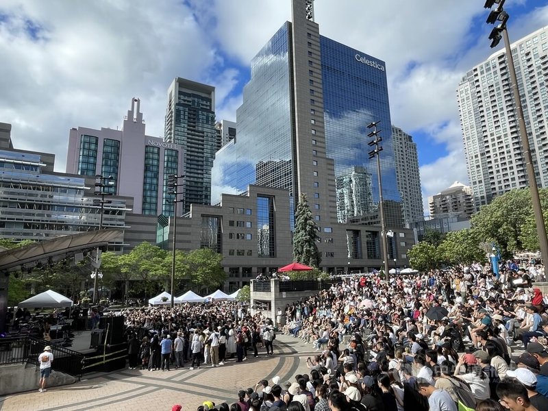 多倫多「大玩音樂祭」20日起開啟為期3天的音樂盛會。去年6月23日吸引3萬多人到場同樂的壓軸節目「愛之日常音樂節」,今年將在22日下午重返多倫多北約克(North York)拉士曼廣場舞台。中央社記者胡玉立多倫多攝 114年6月20日