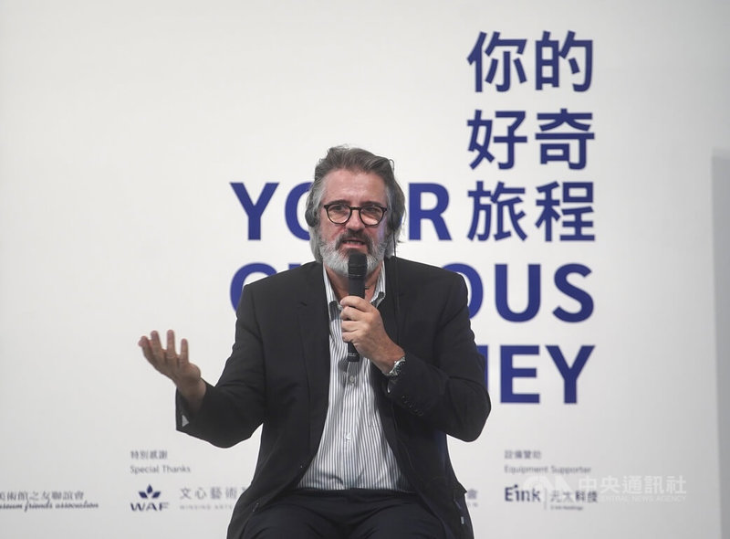 冰島裔丹麥籍藝術家奧拉弗.埃利亞松(Olafur Eliasson)(圖)首度在台舉辦大型個展「你的好奇旅程 Your curious journey」,他20日在台北市立美術館出席記者會。中央社記者裴禛攝 114年6月20日