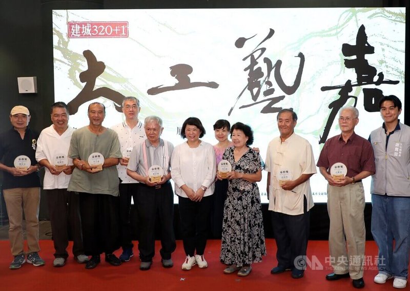 嘉義市「大工藝嘉」工藝展20日開展，嘉義市長黃敏惠（前右5）並到場頒發首屆「嘉藝獎」給8名登錄為嘉義市無形文化資產傳統工藝類保存者的工藝師。中央社記者黃國芳攝  114年6月20日
