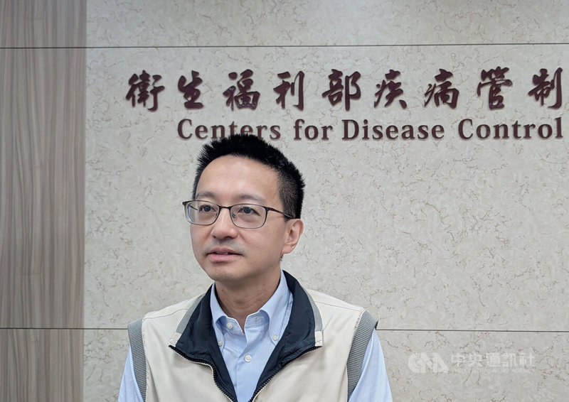 114年國內新生兒腸病毒已4死,疾管署發言人羅一鈞(圖)20日呼籲,孕產婦及新生兒儘量避免與他人接觸及落實防護,且因染病媽媽的母奶被證實可能含腸病毒,改為建議如有腸病毒感染之虞應停餵母乳。中央社記者曾以寧攝 114年6月20日