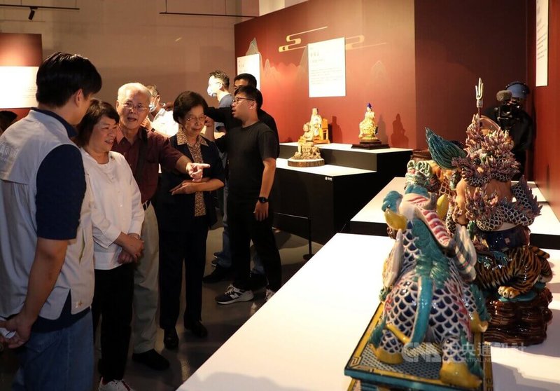 嘉義市文化局策畫「大工藝嘉–嘉義市工藝展」20日在市立博物館盛大開展,市長黃敏惠(左2)也到場參觀展覽作品。中央社記者黃國芳攝 114年6月20日
